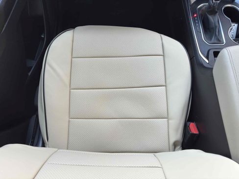 Used 2022 Chevrolet Traverse LS FWD image 43