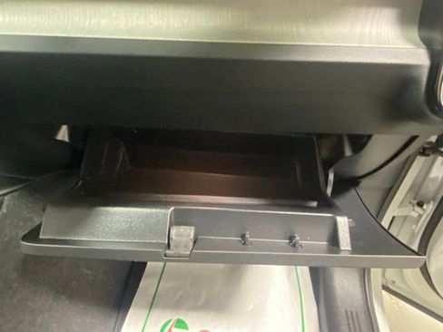 Used 2025 Volvo XC40 B5 Core image 29