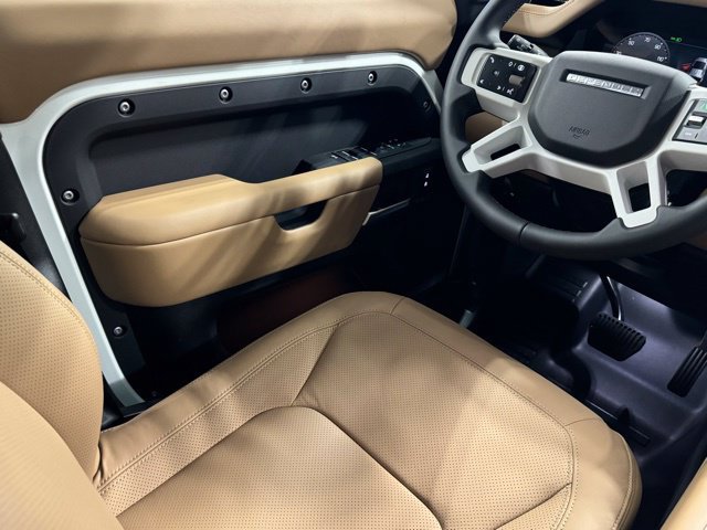 New 2025 Land Rover Defender 110 X-Dynamic SE AWD/4WD image 28