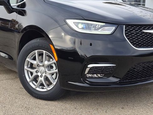 New 2026 Chrysler Pacifica Select image 3