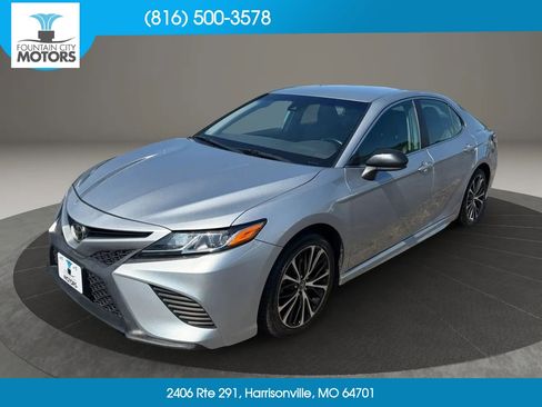 Used 2020 Toyota Camry SE FWD image 1