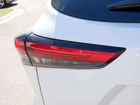Used 2023 Toyota Highlander XLE AWD/4WD image 17