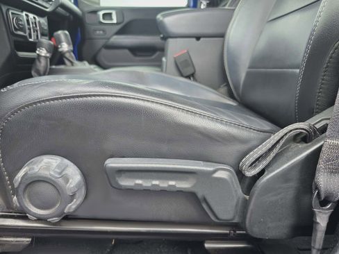 Used 2018 Jeep Wrangler Unlimited Sahara image 13