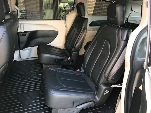 Used 2018 Chrysler Pacifica Touring-L image 7