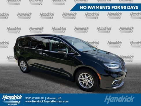 Used 2023 Chrysler Pacifica Touring-L FWD image 1