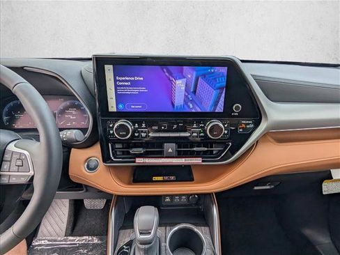 New 2025 Toyota Highlander Platinum image 16