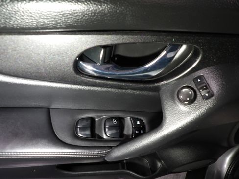 Used 2017 Nissan Rogue SV image 8