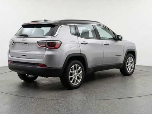 Used 2025 Jeep Compass Limited AWD/4WD image 9