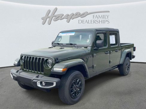 Used 2023 Jeep Gladiator Sport AWD/4WD image 25