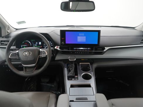 Used 2025 Toyota Sienna XLE image 17