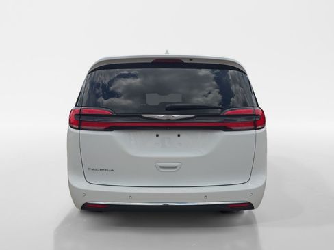 Used 2021 Chrysler Pacifica Touring-L FWD image 4