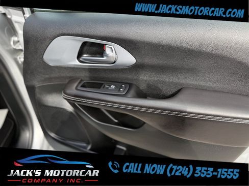 Used 2026 Chrysler Pacifica Limited FWD image 28