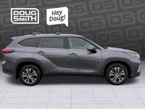 Used 2022 Toyota Highlander XLE image 6