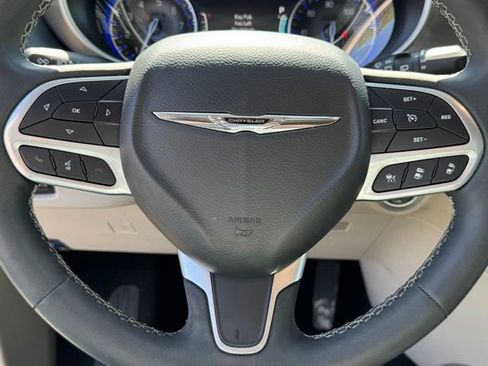 Used 2023 Chrysler Pacifica Touring-L FWD image 28