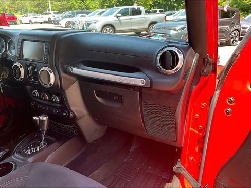 Used 2015 Jeep Wrangler Unlimited Sahara w/ Connectivity Group AWD/4WD image 13