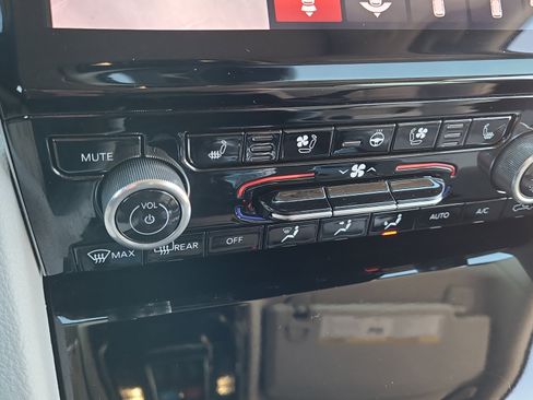 Used 2022 Jeep Grand Cherokee Overland w/ Advanced Protech Group III image 23