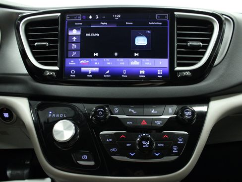 Used 2024 Chrysler Pacifica Touring-L FWD image 23