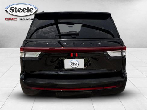 Used 2023 Lincoln Navigator Reserve AWD/4WD image 4