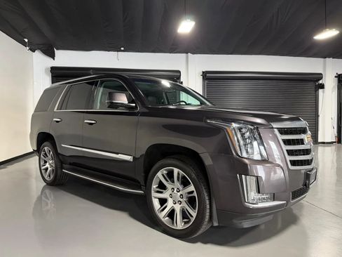 Used 2016 Cadillac Escalade Luxury AWD/4WD image 3