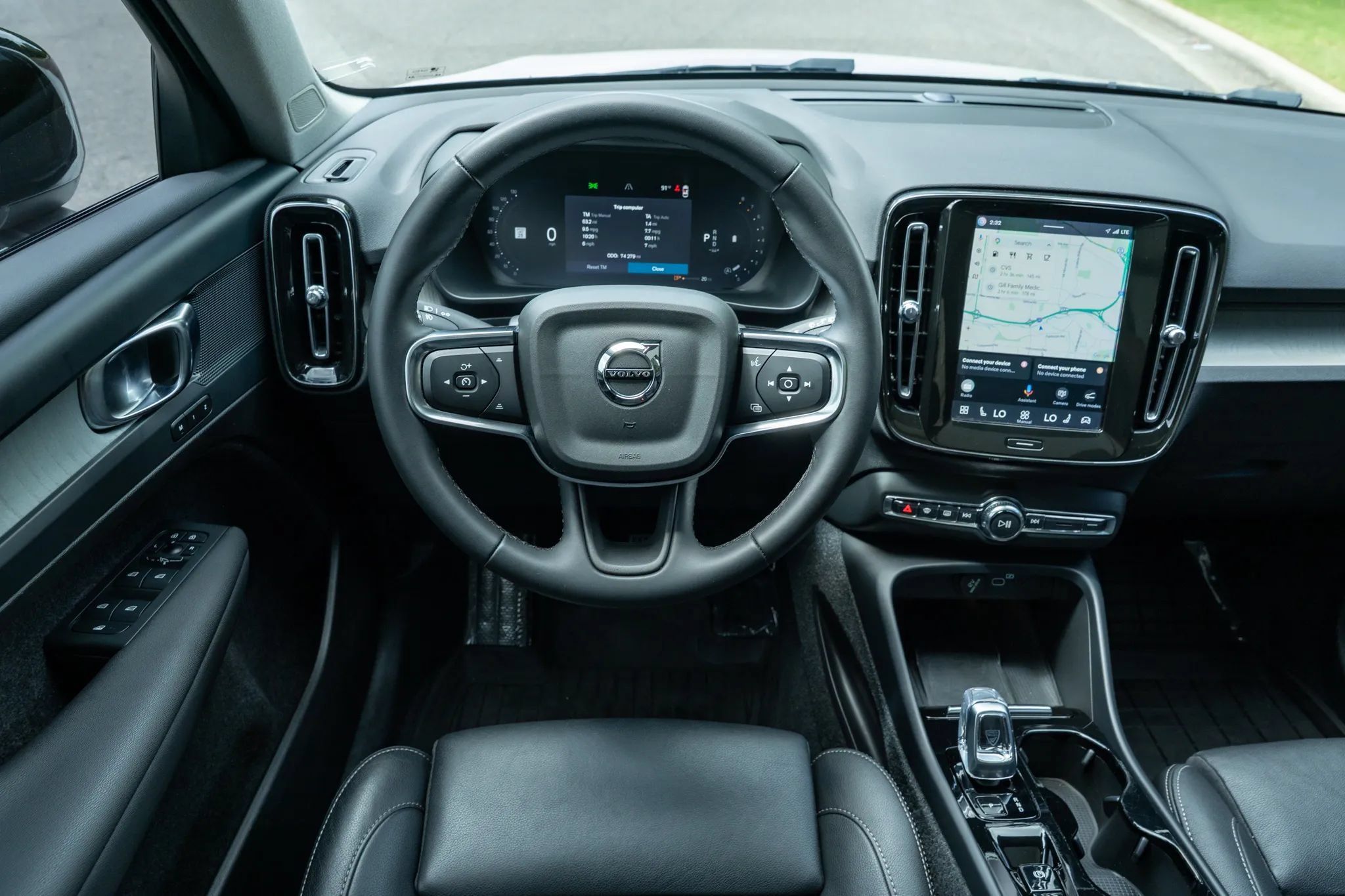 Used 2024 Volvo XC40 B5 Plus AWD/4WD image 19