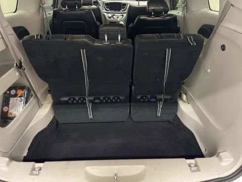 Used 2024 Chrysler Pacifica Touring-L image 13