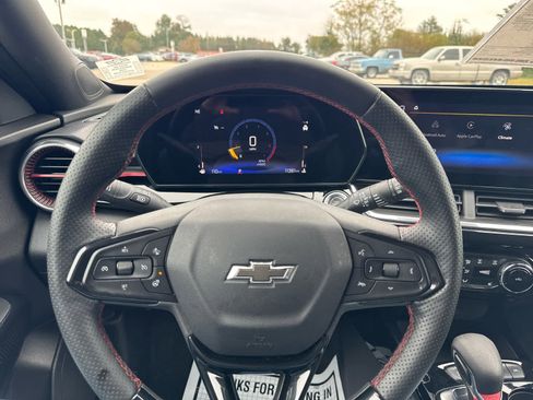 Used 2025 Chevrolet Trax RS image 19