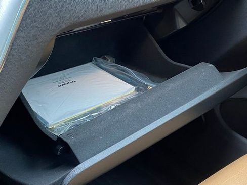 Used 2019 Volvo XC60 T5 Momentum w/ Multimedia Package image 36