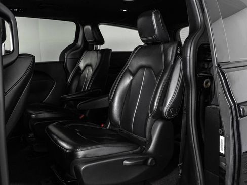 Used 2022 Chrysler Pacifica Touring-L w/ Uconnect Theater Family Group FWD image 39