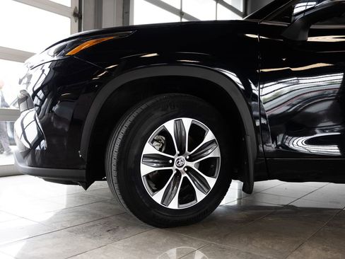 Used 2023 Toyota Highlander XLE AWD/4WD image 10