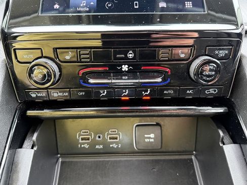 Used 2023 Jeep Grand Cherokee Laredo w/ Luxury Tech Group I image 23