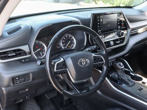 Used 2022 Toyota Highlander XLE FWD image 19