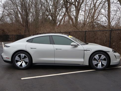 Used 2022 Porsche Taycan image 9