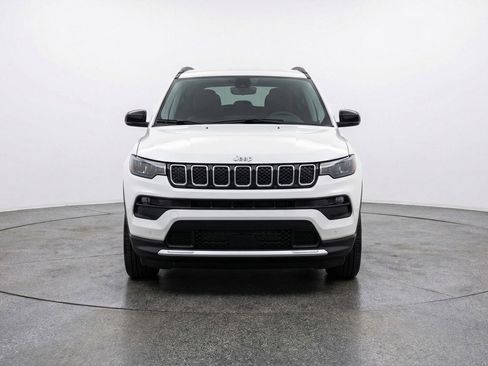 Used 2025 Jeep Compass Latitude AWD/4WD image 2