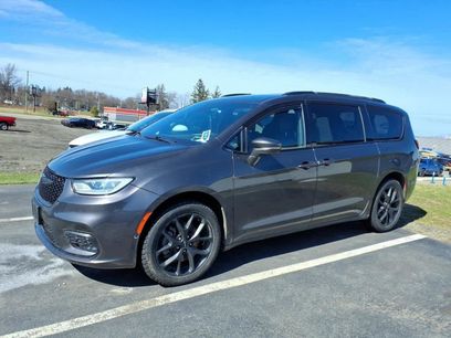Used 2022 Chrysler Pacifica Touring-L w/ Uconnect Theater Family Group