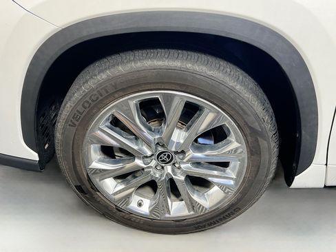 Used 2023 Toyota Highlander FWD image 34
