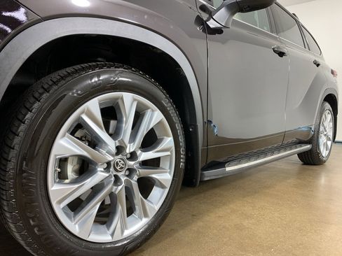 Used 2022 Toyota Highlander Limited image 2