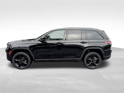 Used 2023 Jeep Grand Cherokee Altitude AWD/4WD image 2