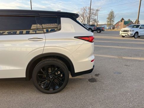 Used 2023 Mitsubishi Outlander SE Black Edition image 8