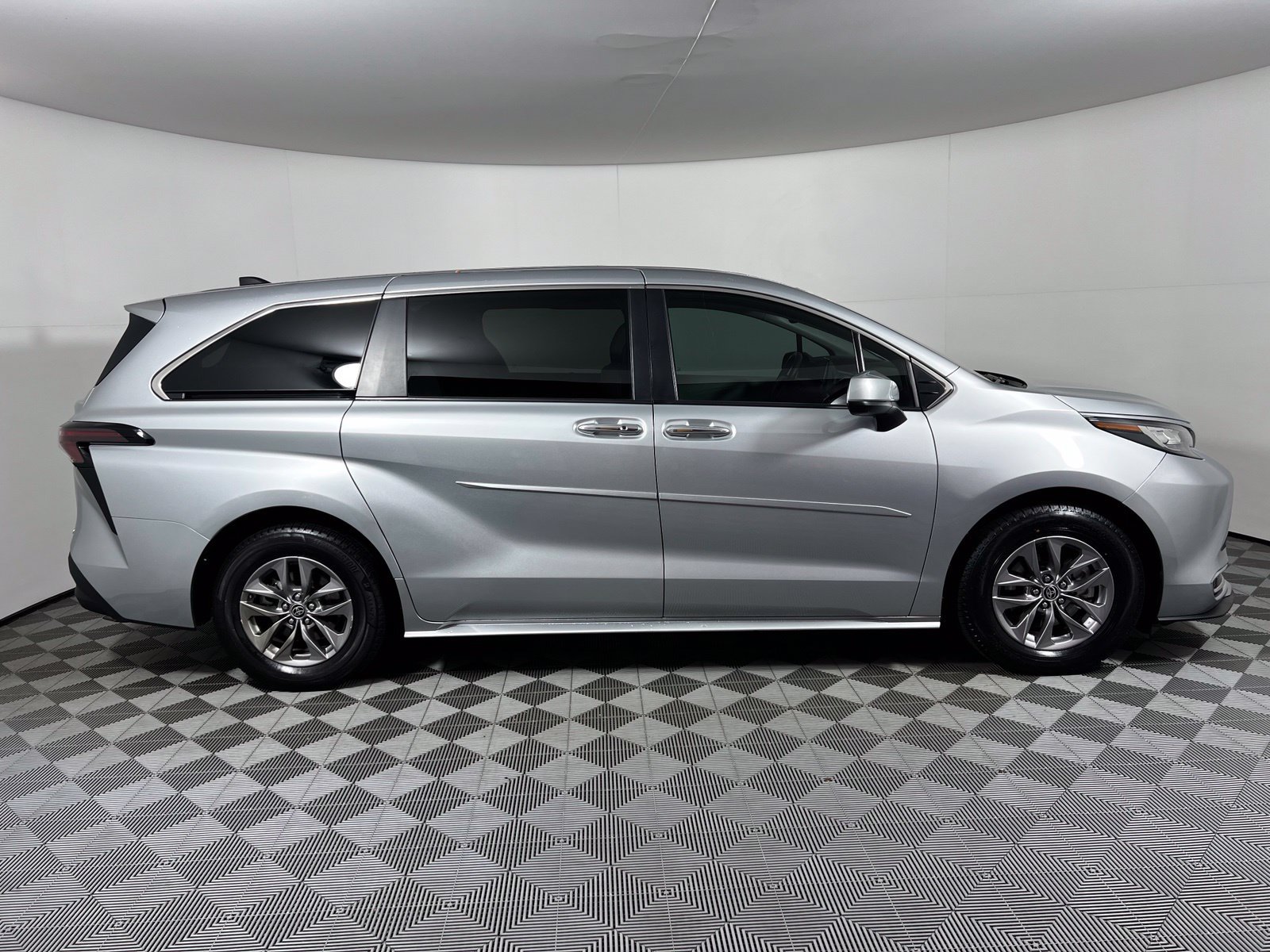 Certified 2023 Toyota Sienna XLE FWD image 4