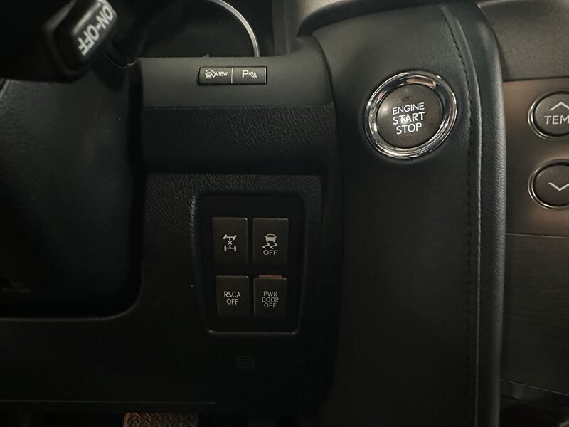 Used 2011 Lexus LX 570 4WD w/ Luxury Pkg image 29