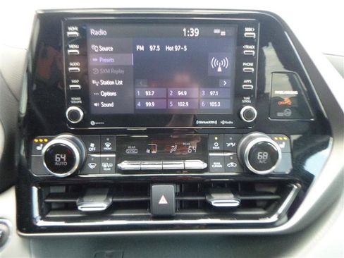 Used 2022 Toyota Highlander XLE AWD/4WD image 16