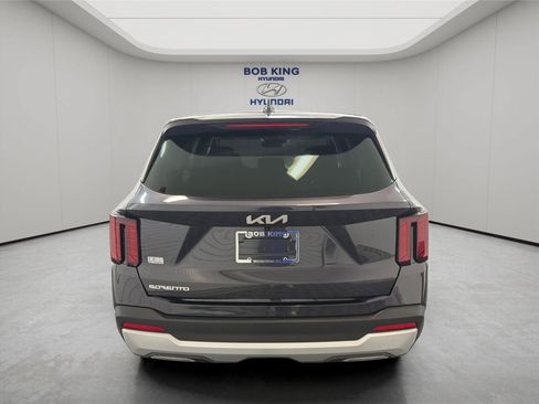 Used 2026 Kia Sorento LX FWD image 4