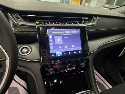 New 2025 Jeep Grand Cherokee Laredo w/ Luxury Tech Group I RWD image 20
