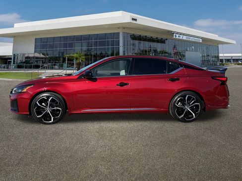 Used 2023 Nissan Altima 2.5 SR w/ SR Premium Package image 6