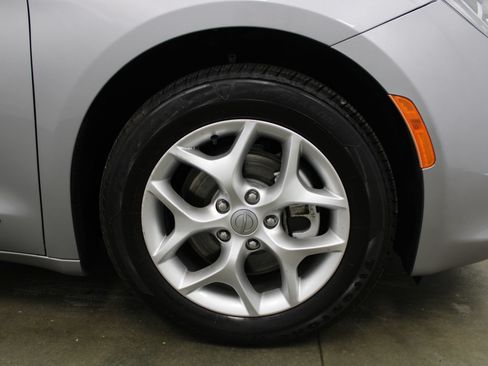 Used 2020 Chrysler Pacifica Limited FWD image 5