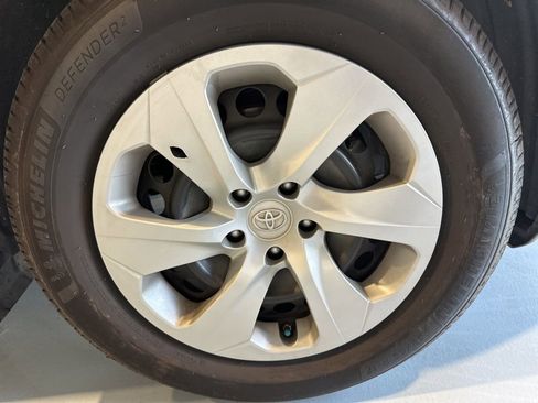 Used 2021 Toyota RAV4 LE image 10