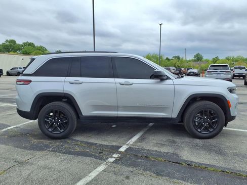Used 2025 Jeep Grand Cherokee Laredo X RWD image 8