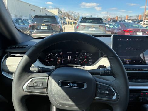 Used 2025 Jeep Compass Limited image 29