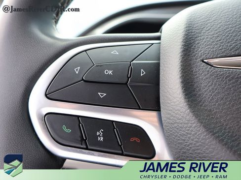 Used 2023 Chrysler Pacifica Touring-L FWD image 25