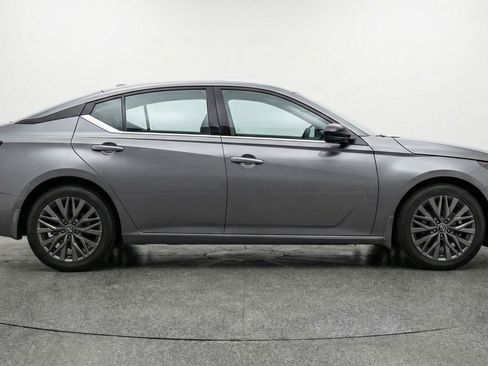 Used 2025 Nissan Altima 2.5 SV image 11